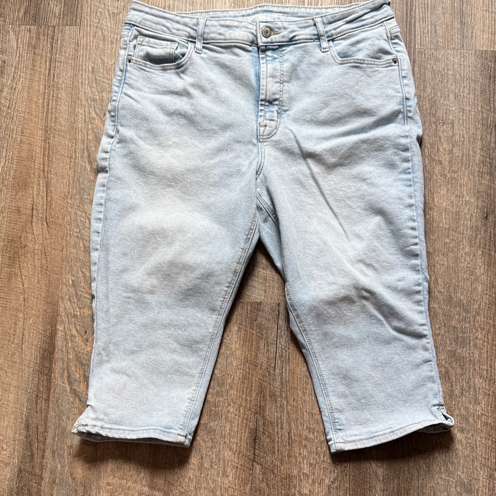 Old Navy Light Wash Capri Jeans - Women